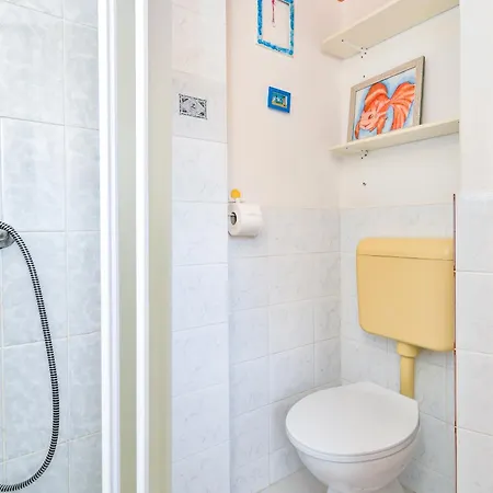 Family-friendly With Swimming Pool Barbat, Rab - 20170 Appartamento Rab Town