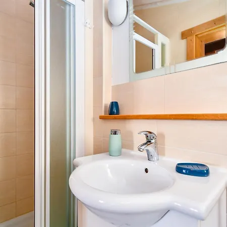 Family-friendly With Swimming Pool Barbat, Rab - 20170 Apartmán Rab Town